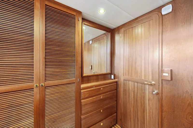 Slide: The Image of Hanging locker in den - 24