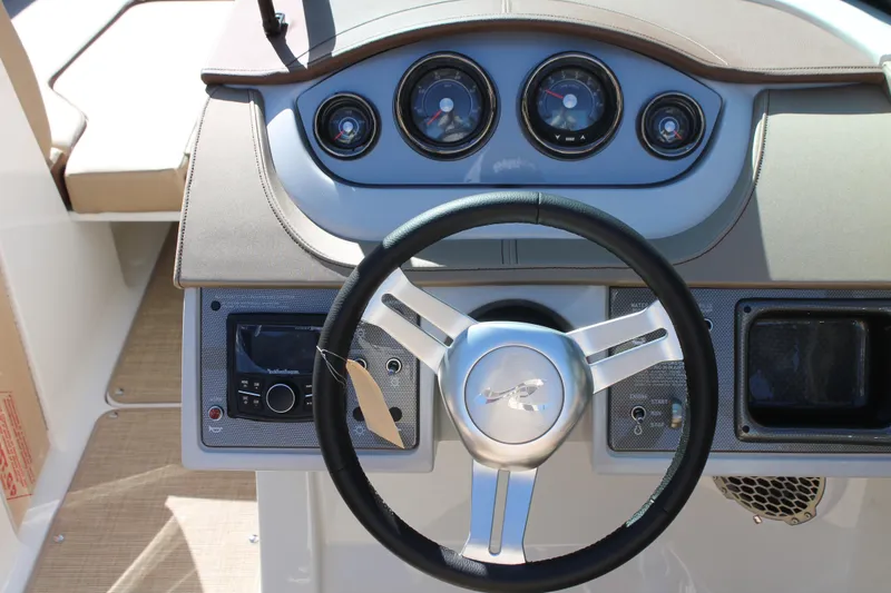 Slide: The Image of Sea Ray SDX 220 2017 - 11