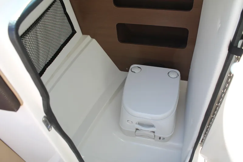 Slide: The Image of Sea Ray SDX 220 2017 - 12