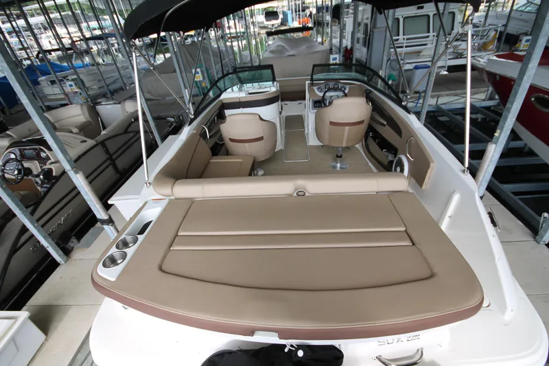 Slide: The Image of Sea Ray SDX 220 2017 - 14