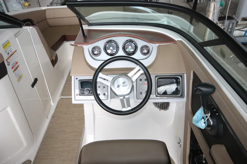 Slide: The Image of Sea Ray SDX 220 2017 - 16