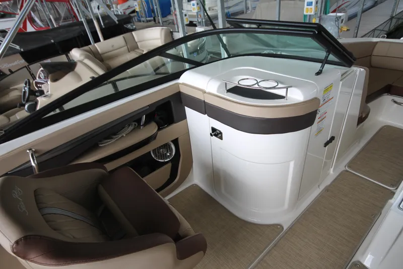 Slide: The Image of Sea Ray SDX 220 2017 - 17