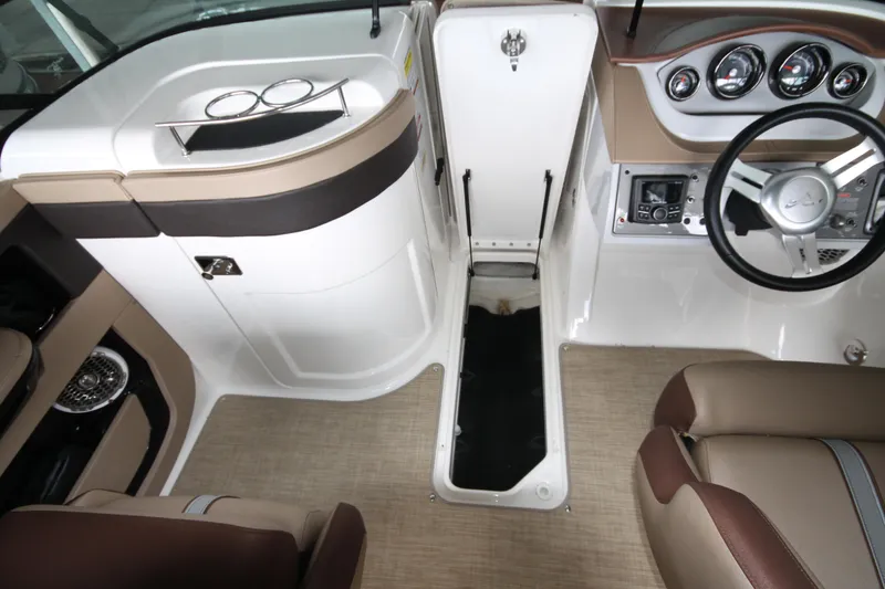 Slide: The Image of Sea Ray SDX 220 2017 - 21