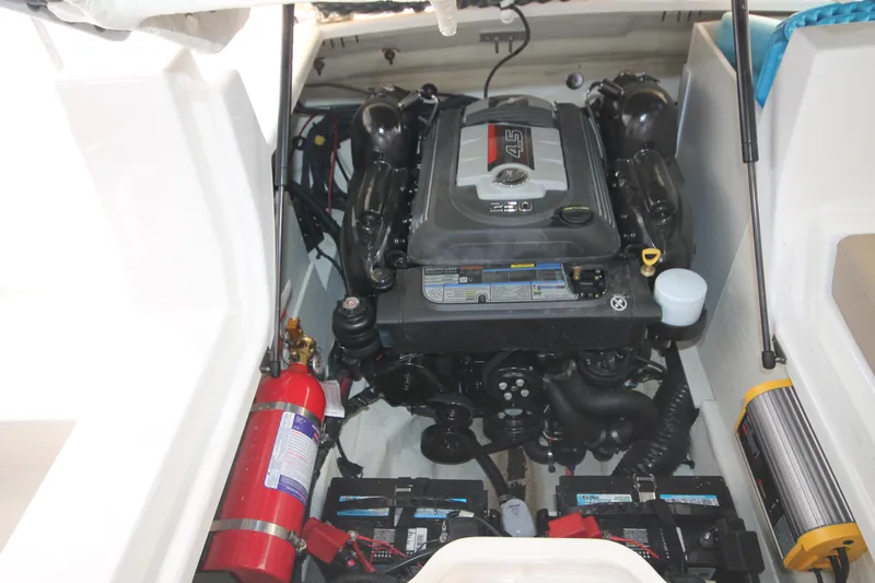 Slide: The Image of Sea Ray SDX 220 2017 - 22