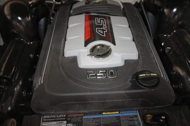 Slide: The Image of Sea Ray SDX 220 2017 - 23