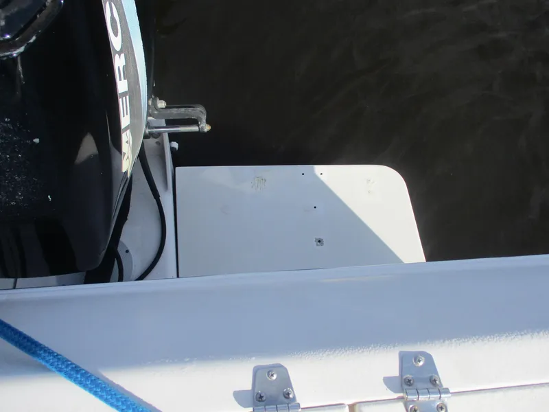 Slide: The Image of 1997 Pro-Line 251 WA boat stern with outboard motor and blue rope. - 29