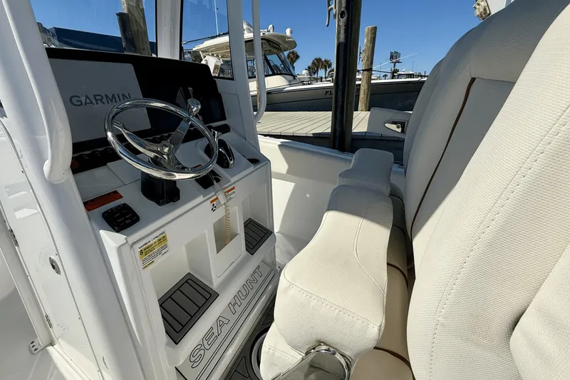 Slide: The Image of Sea Hunt Ultra 239 2022 - 16