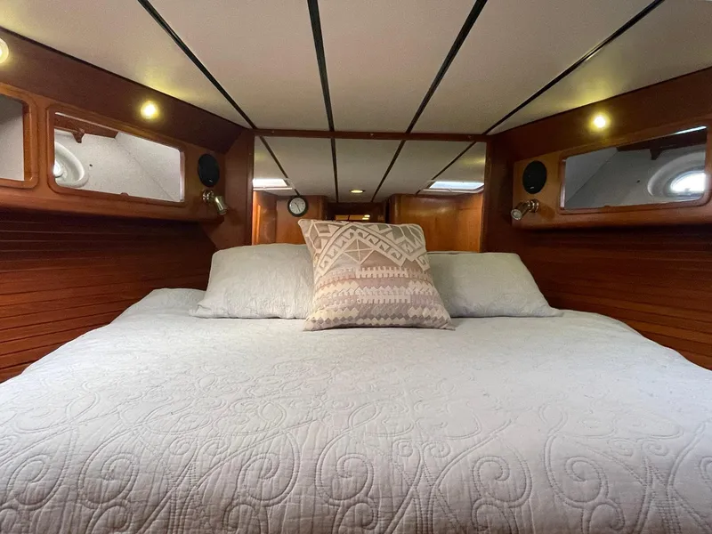 Slide: The Image of Luxurious cabin interior of 2002 Transpacific Marine EAGLE 53 yacht with cozy bedding. - 23