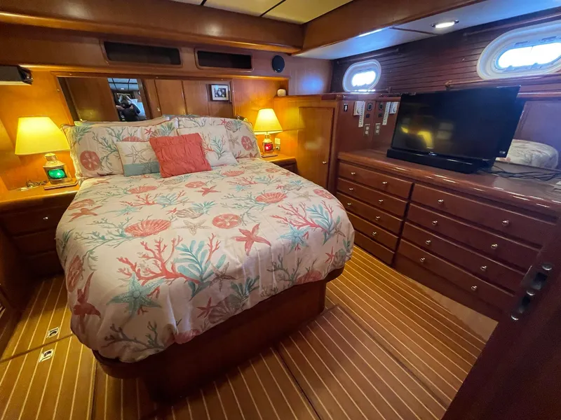 Slide: The Image of Luxurious bedroom in 2002 Transpacific Marine EAGLE 53 yacht with cozy bedding and TV. - 32
