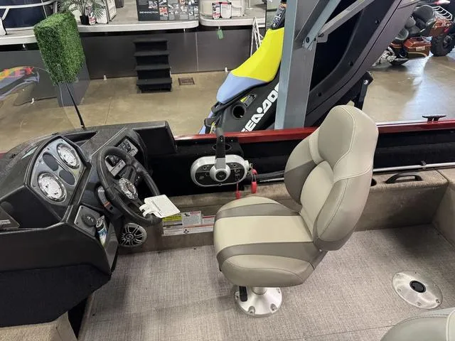 Slide: The Image of Alumacraft Competitor 165 SC 2024 - 9