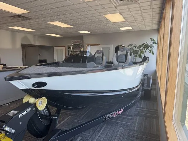 Slide: The Image of Alumacraft Voyageur 175 SC 2024 - 10