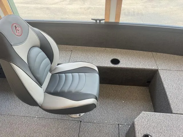 Slide: The Image of Alumacraft Voyageur 175 SC 2024 - 13