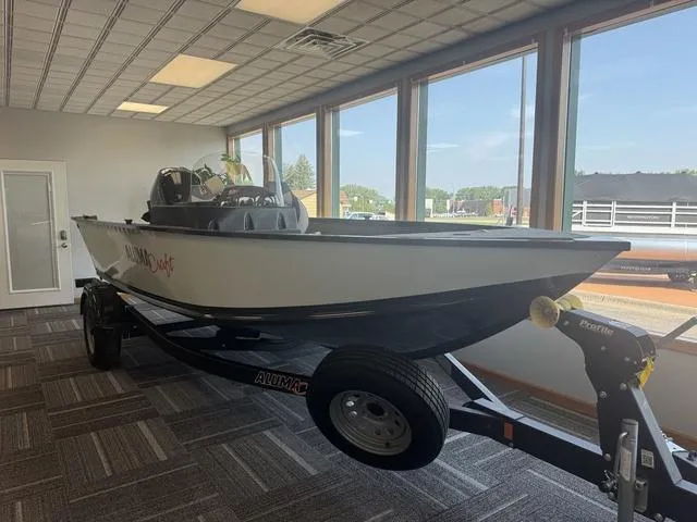 Slide: The Image of Alumacraft Voyageur 175 SC 2024 - 9