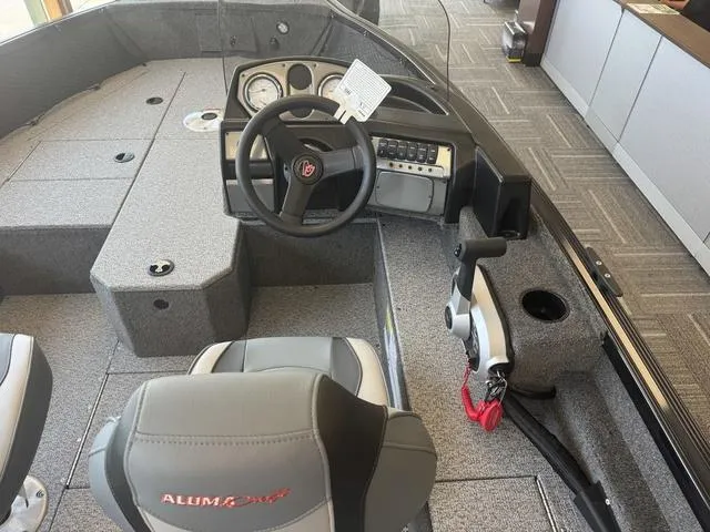 Slide: The Image of Alumacraft Voyageur 175 SC 2024 - 11