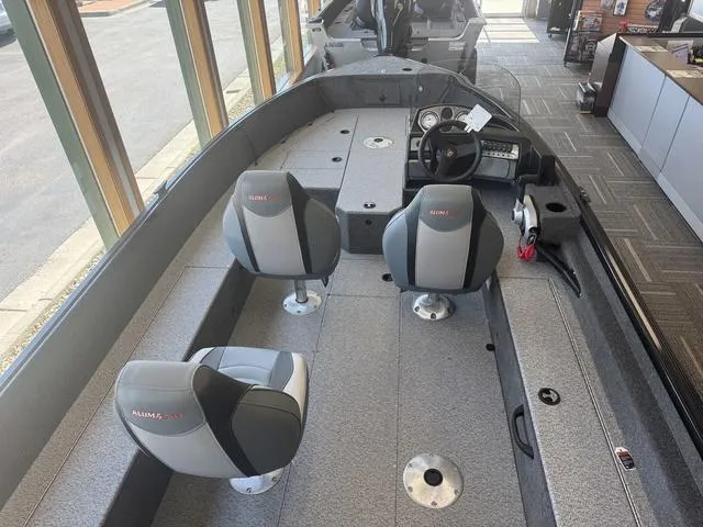 Slide: The Image of Alumacraft Voyageur 175 SC 2024 - 3