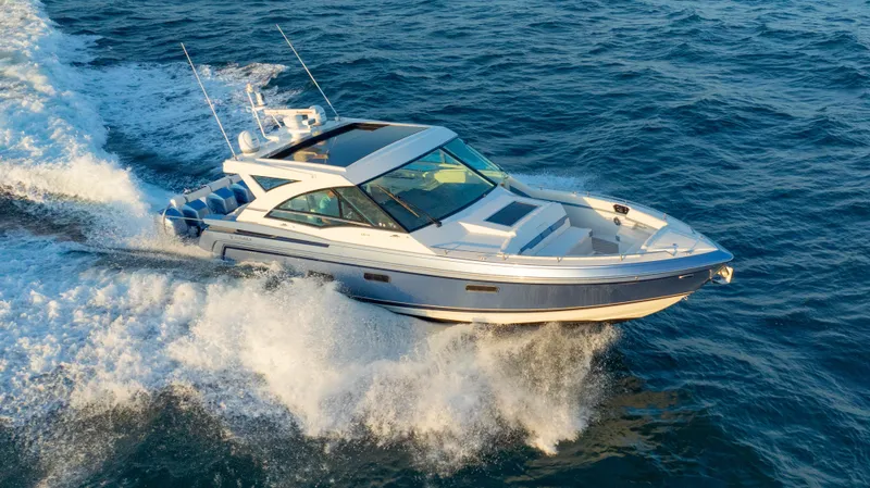 Slide: The Image of 2018 Formula 430 Super Sport Crossover cruising on open water. - 27