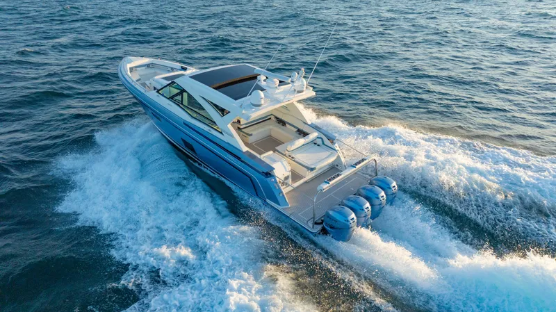 Slide: The Image of 2018 Formula 430 Super Sport Crossover cruising on open water. - 28