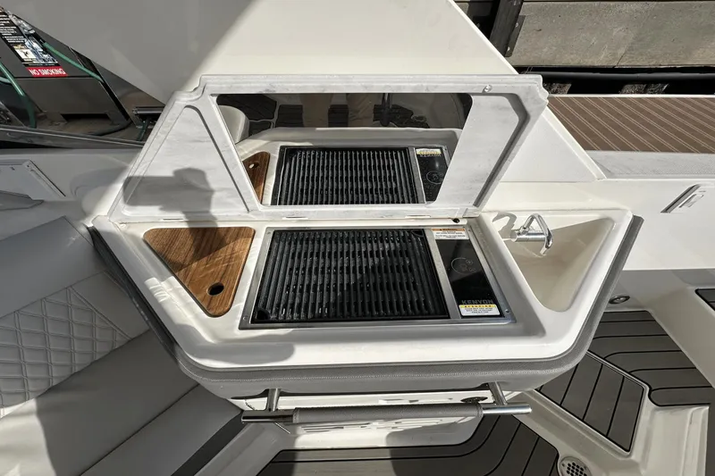 Slide: The Image of Sea Ray SLX 310 Outboard 2024 - 18