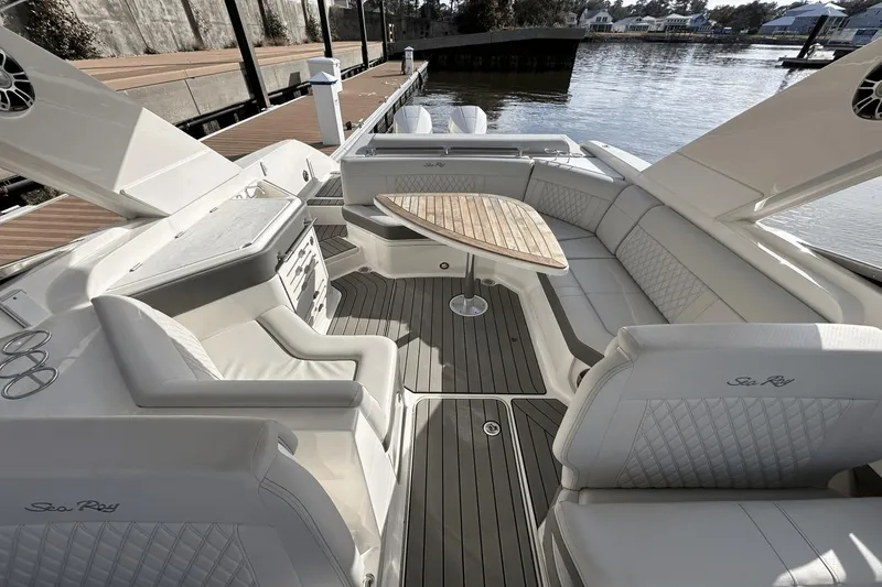 Slide: The Image of Sea Ray SLX 310 Outboard 2024 - 19