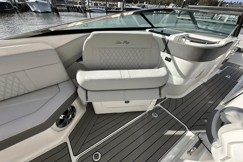 Slide: The Image of Sea Ray SLX 310 Outboard 2024 - 21