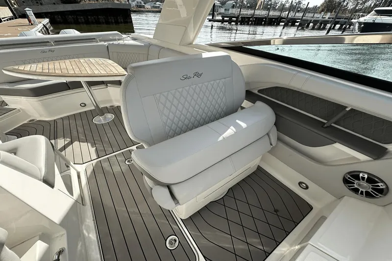 Slide: The Image of Sea Ray SLX 310 Outboard 2024 - 22