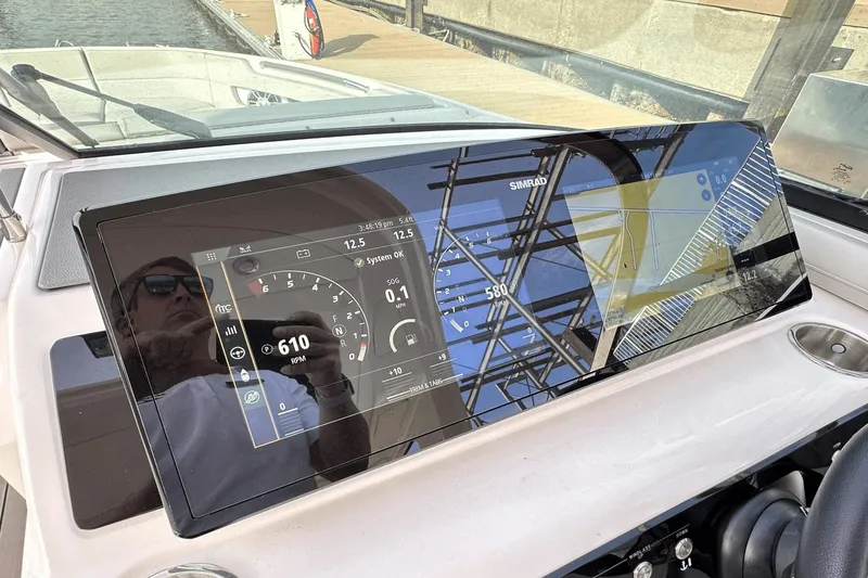 Slide: The Image of Sea Ray SLX 310 Outboard 2024 - 31