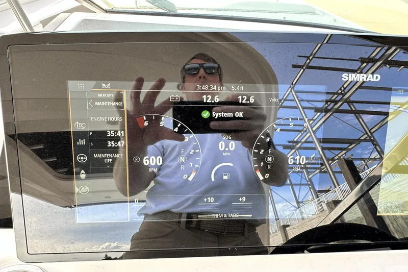 Slide: The Image of Sea Ray SLX 310 Outboard 2024 - 32