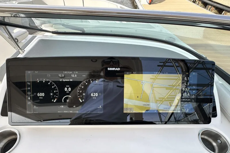Slide: The Image of Sea Ray SLX 310 Outboard 2024 - 35