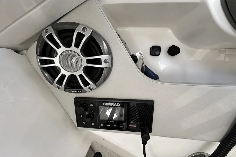 Slide: The Image of Sea Ray SLX 310 Outboard 2024 - 36