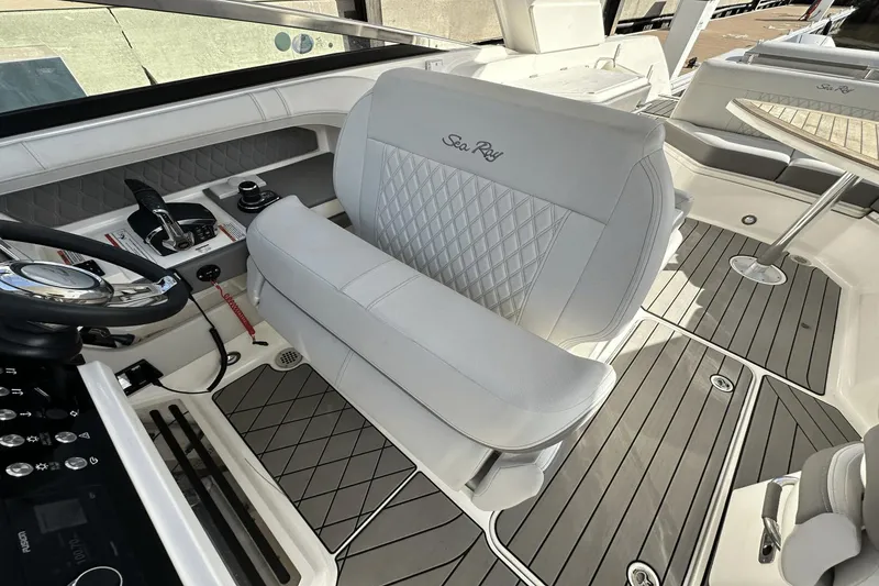 Slide: The Image of Sea Ray SLX 310 Outboard 2024 - 38