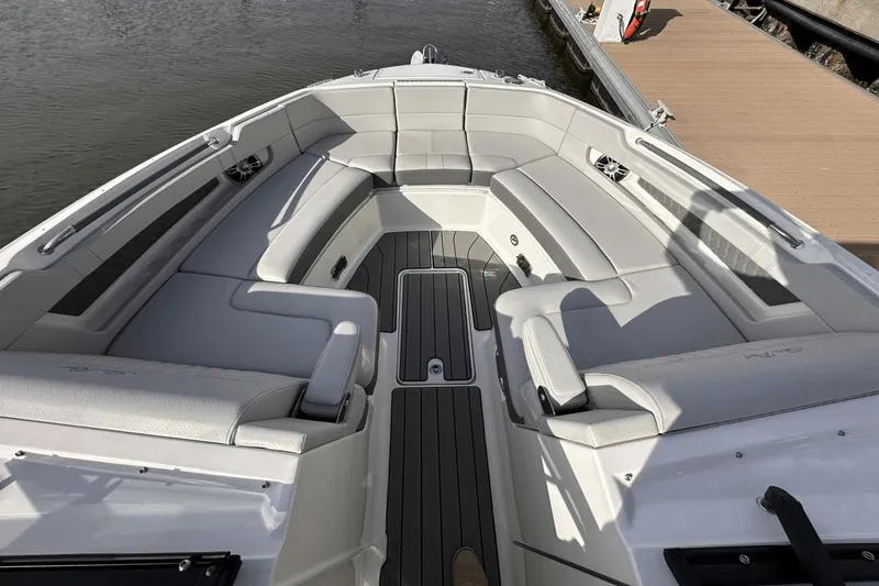 Slide: The Image of Sea Ray SLX 310 Outboard 2024 - 39
