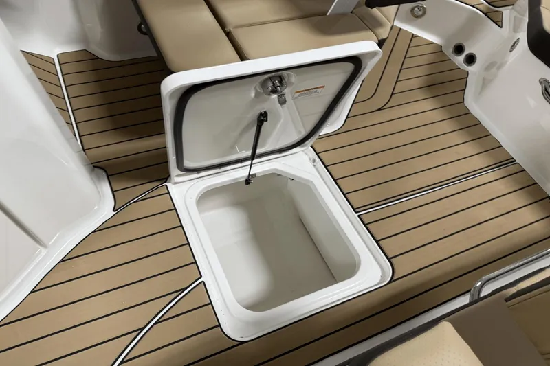 Slide: The Image of Sea Ray SDX 230 Outboard 2026 - 41
