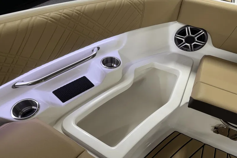 Slide: The Image of Sea Ray SDX 230 Outboard 2026 - 81