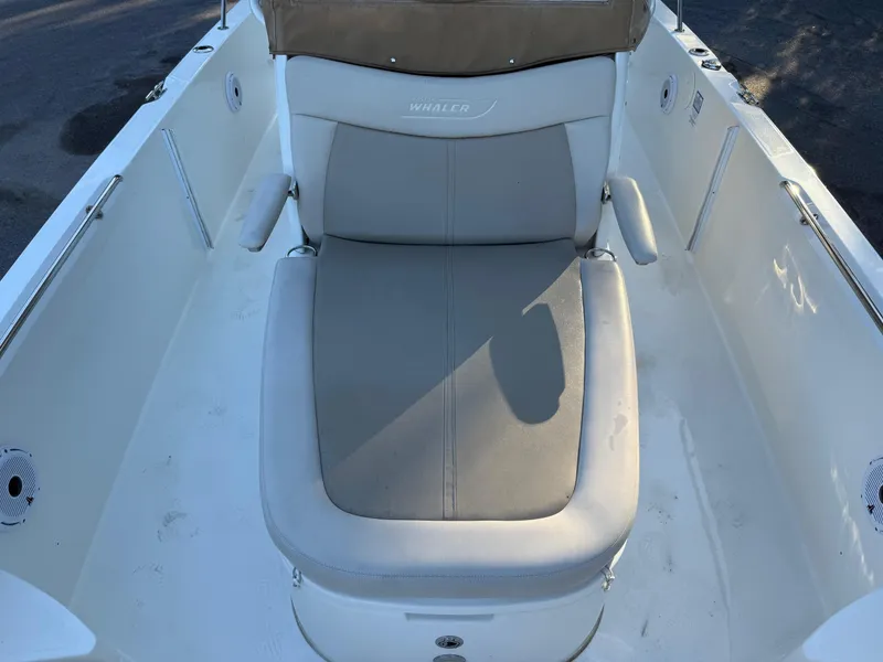 Slide: The Image of Boston Whaler 270 Dauntless 2018 - 9