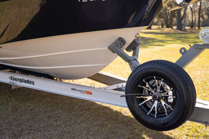 Slide: The Image of Everglades 253 Center Console 2017 - 57