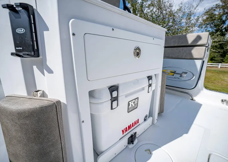 Slide: The Image of 2025 Sea Hunt Ultra 275 SE boat interior with K2 cooler and Yamaha branding. - 16