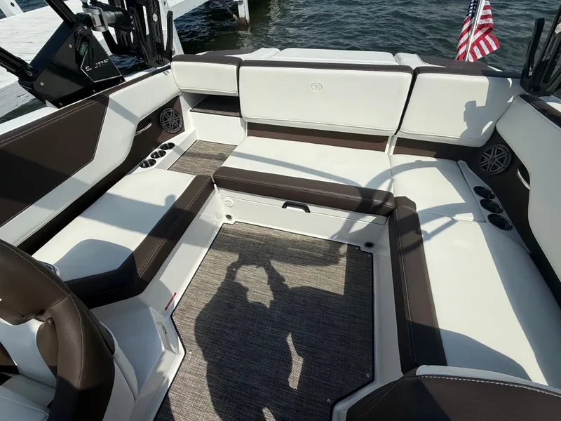 Slide: The Image of Cobalt CS23 Surf 2025 - 459