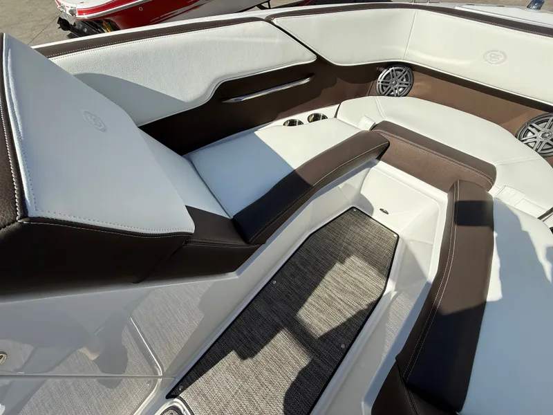 Slide: The Image of Cobalt CS23 Surf 2025 - 454