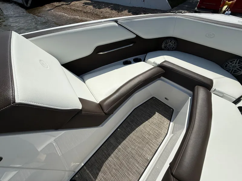 Slide: The Image of Cobalt CS23 Surf 2025 - 612