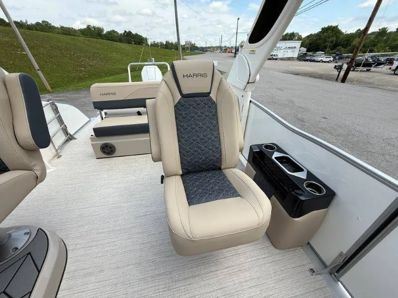 Slide: The Image of Harris Grand Mariner 230 SLDH 2025 - 22