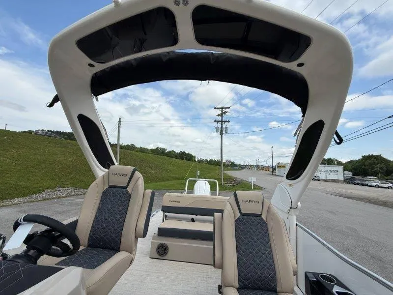 Slide: The Image of Harris Grand Mariner 230 SLDH 2025 - 23