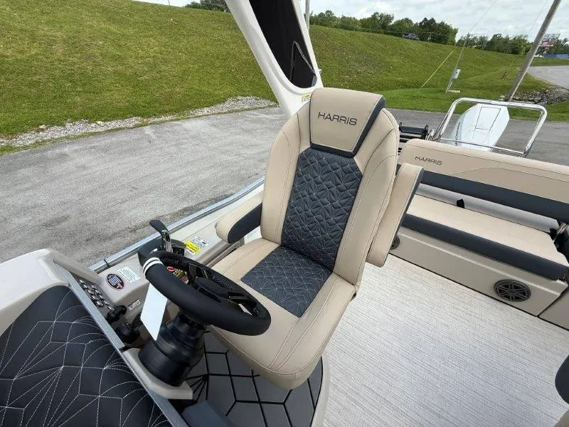 Slide: The Image of Harris Grand Mariner 230 SLDH 2025 - 26