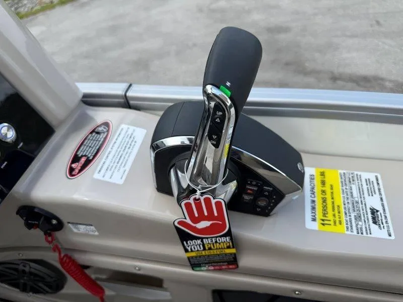 Slide: The Image of Harris Grand Mariner 230 SLDH 2025 - 27