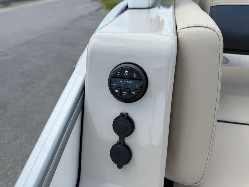 Slide: The Image of Harris Grand Mariner 230 SLDH 2025 - 29