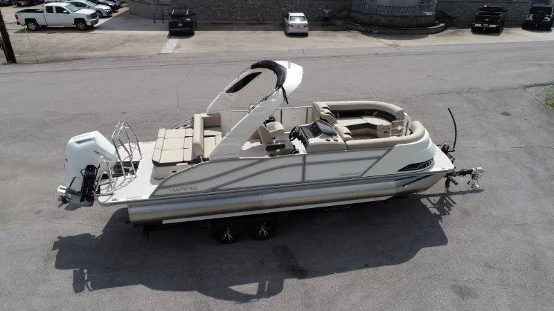 Slide: The Image of Harris Grand Mariner 230 SLDH 2025 - 3