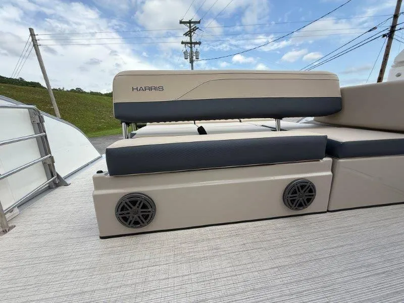 Slide: The Image of Harris Grand Mariner 230 SLDH 2025 - 30