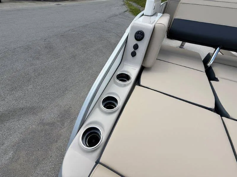 Slide: The Image of Harris Grand Mariner 230 SLDH 2025 - 32