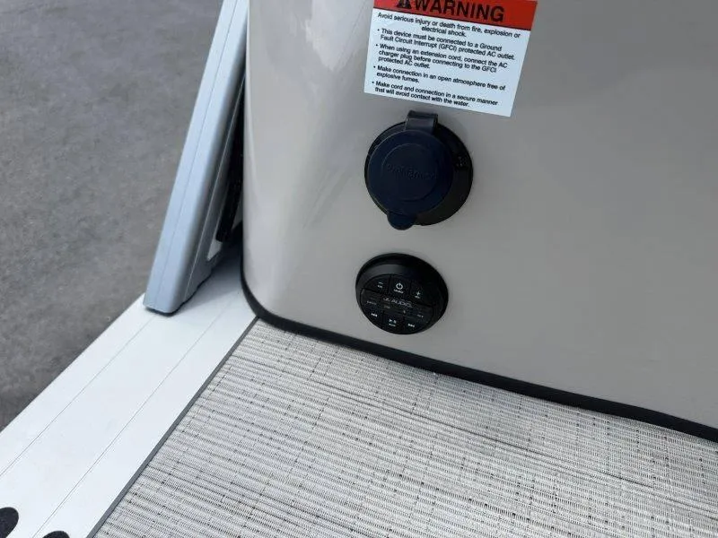 Slide: The Image of Harris Grand Mariner 230 SLDH 2025 - 42