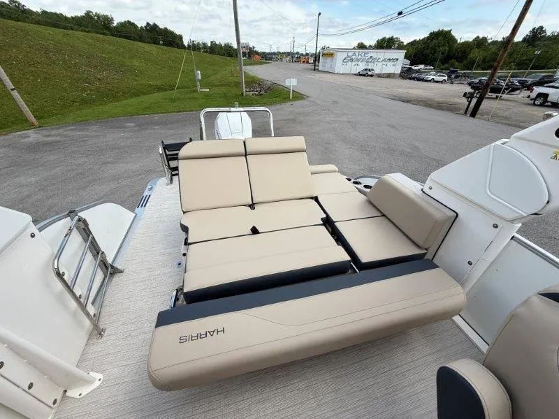 Slide: The Image of Harris Grand Mariner 230 SLDH 2025 - 47