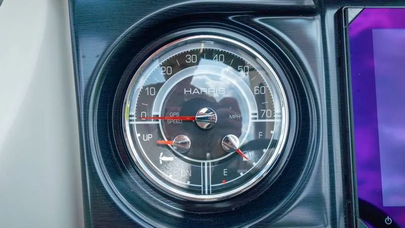 Slide: The Image of Harris Grand Mariner 250 SLDH 2025 - 35